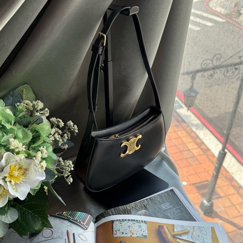 TILLY 凱旋標誌亮面小牛皮彎月包/肩背包(黑色)