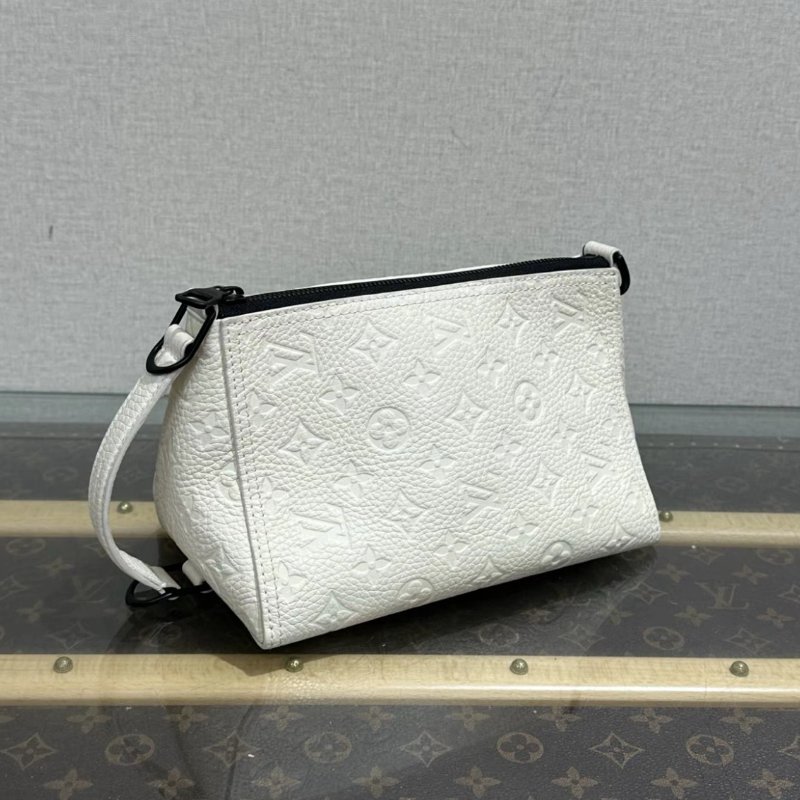 LV 白色老花壓紋肩背斜背三角包 22*14*14 98新 配件塵袋-1