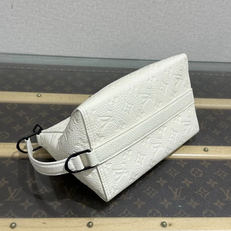 LV 白色老花壓紋肩背斜背三角包 22*14*14 98新 配件塵袋-2