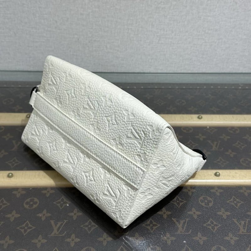 LV 白色老花壓紋肩背斜背三角包 22*14*14 98新 配件塵袋-4