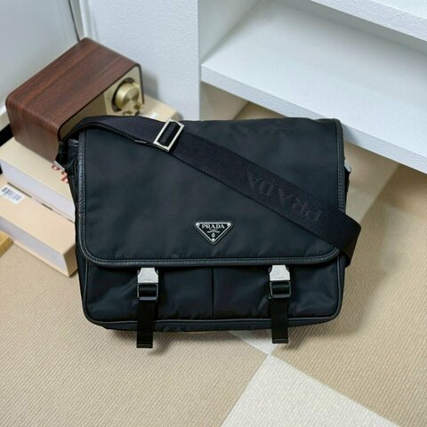 🏷️Prada．Re-Nylon Saffiano 皮革肩背袋
