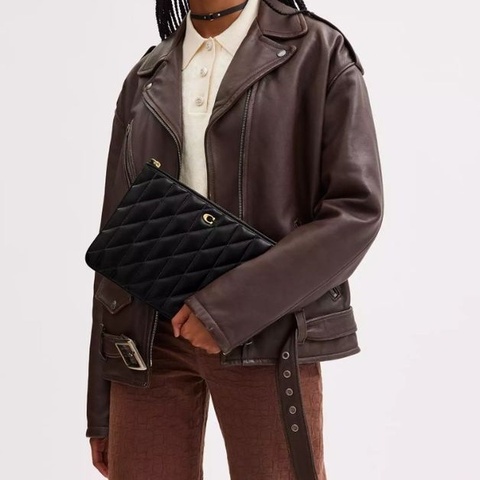 COACH POUCH 28 絎縫手拿包