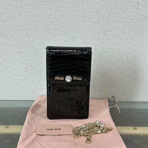 ✨MIUMIU 黑金鱷魚壓紋寶石鍊條肩背斜背手機包 10*18*3 98新配件塵袋