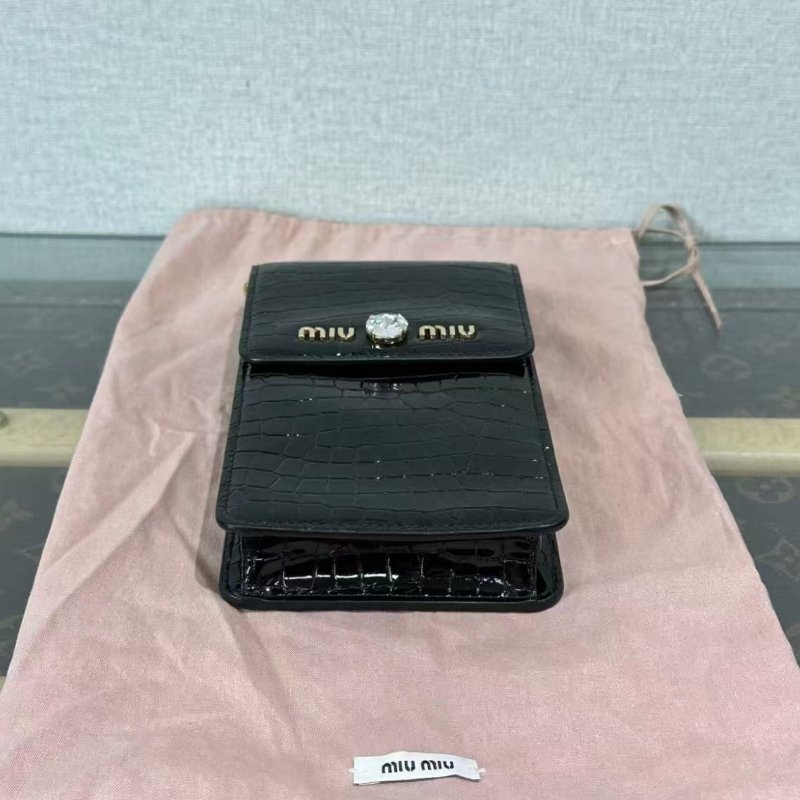 ✨MIUMIU 黑金鱷魚壓紋寶石鍊條肩背斜背手機包 10*18*3 98新配件塵袋-4
