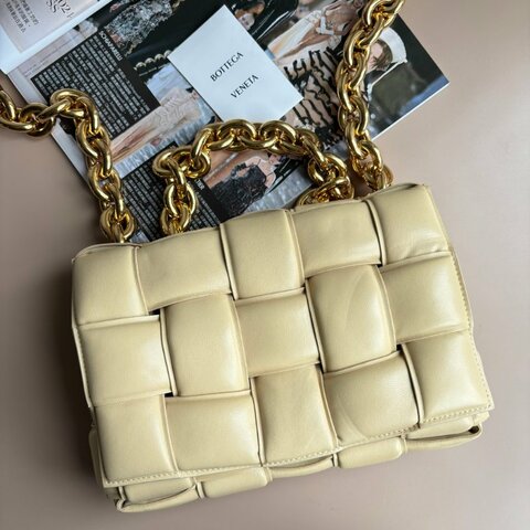 ::BOTTEGA VENETA:: BV CASSETTE CHAIN 米黃色卡帶包 金鏈手提斜背包
