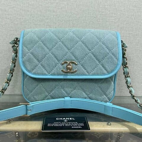 CHANEL牛仔金扣肩背斜背郵差包 21*17*7 98新配件保卡塵袋