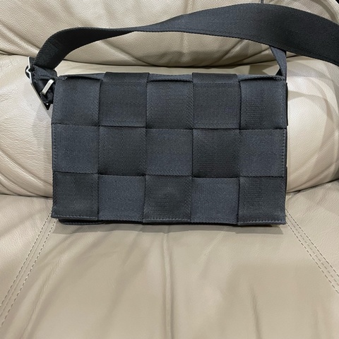 BOTTEGA VENETA BV Cassette 黑色 帆布 編織 翻蓋 卡帶包 斜背包 680513