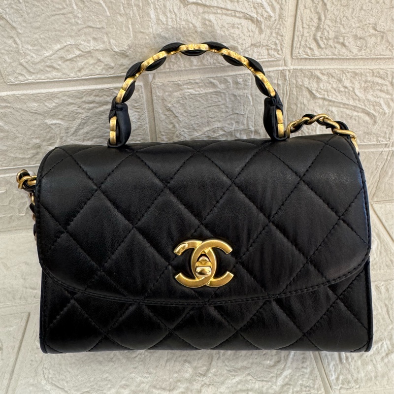 Chanel黑皮革金雙C提把logo鏈包-0