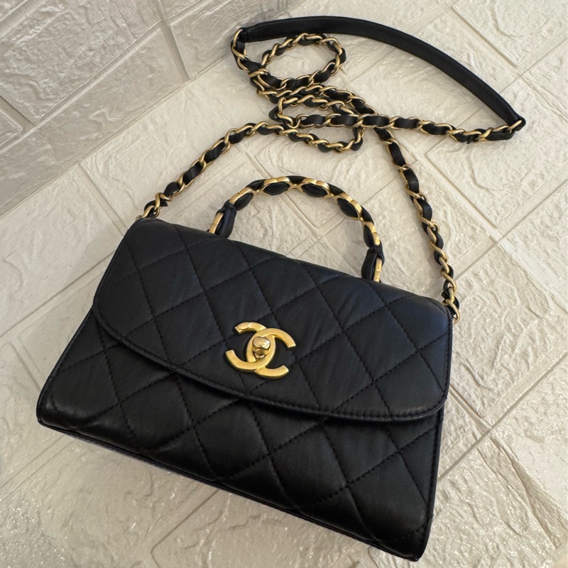 Chanel黑皮革金雙C提把logo鏈包-2