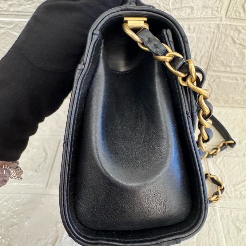 Chanel黑皮革金雙C提把logo鏈包-3