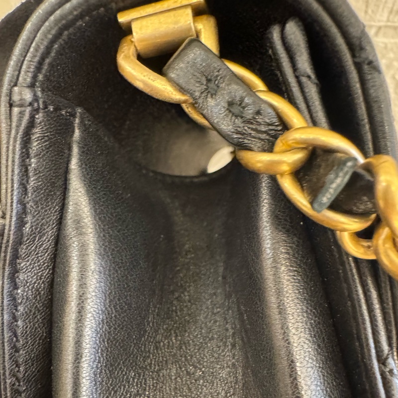 Chanel黑皮革金雙C提把logo鏈包-4