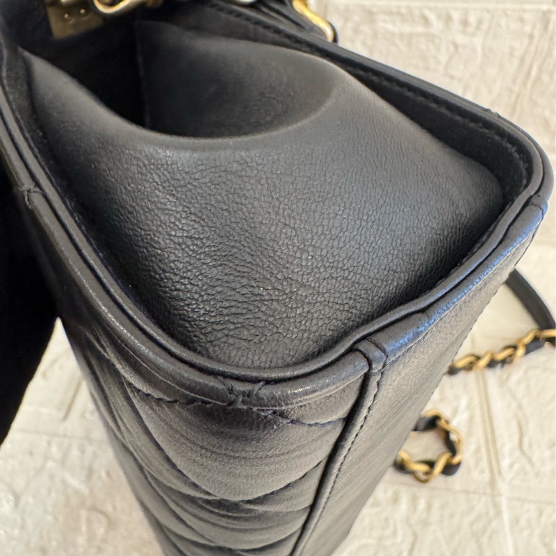 Chanel黑皮革金雙C提把logo鏈包-5