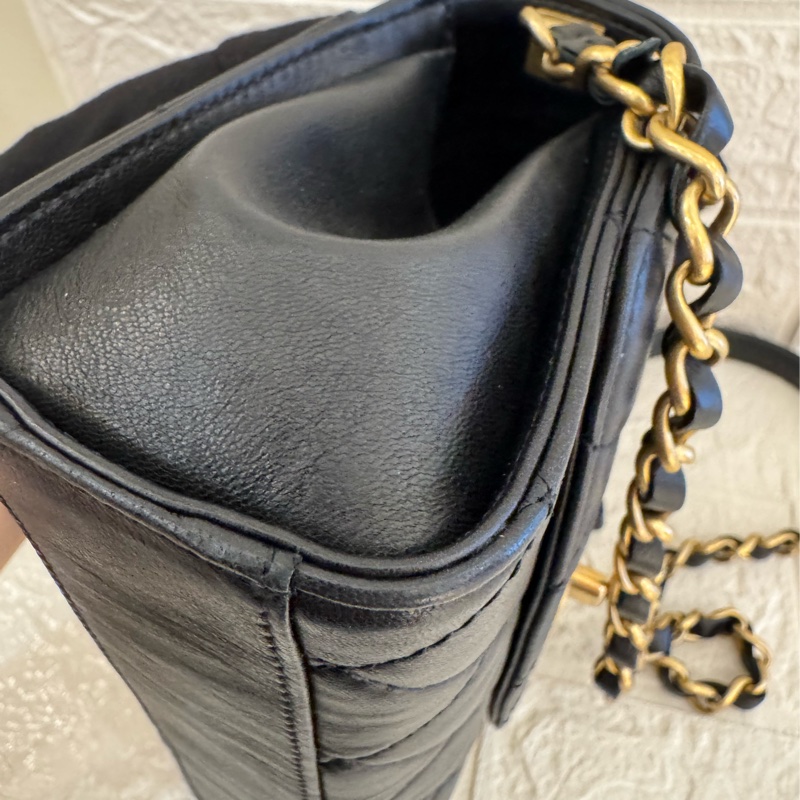 Chanel黑皮革金雙C提把logo鏈包-6