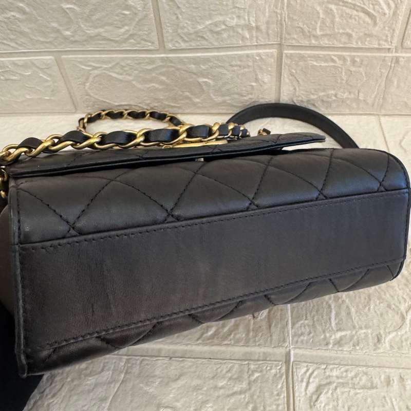 Chanel黑皮革金雙C提把logo鏈包-7