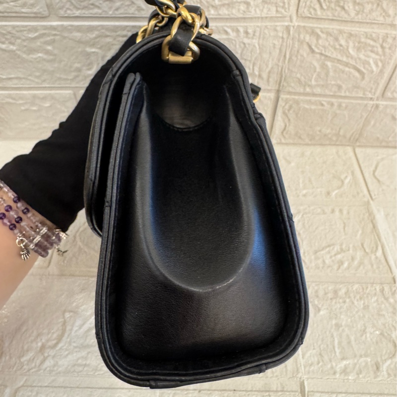 Chanel黑皮革金雙C提把logo鏈包-8