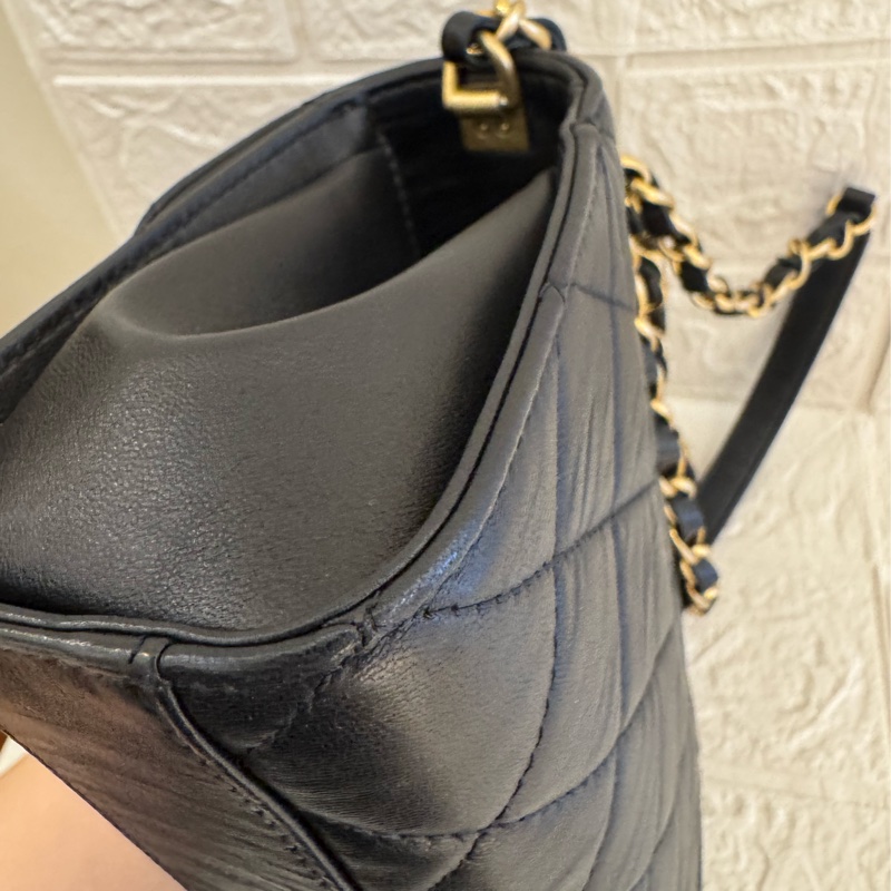 Chanel黑皮革金雙C提把logo鏈包-11