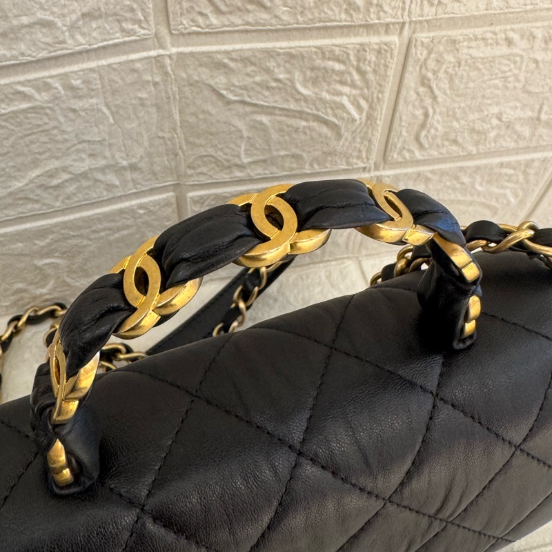 Chanel黑皮革金雙C提把logo鏈包-12