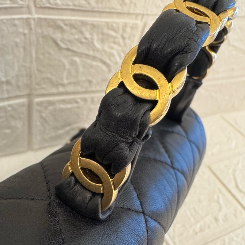 Chanel黑皮革金雙C提把logo鏈包-13