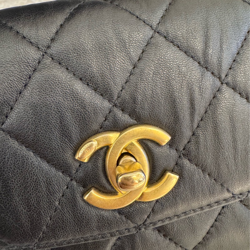 Chanel黑皮革金雙C提把logo鏈包-15