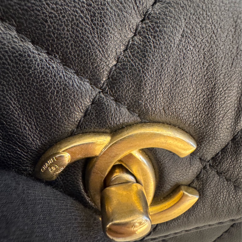 Chanel黑皮革金雙C提把logo鏈包-16