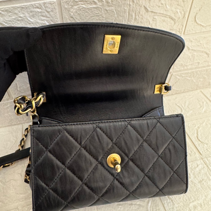 Chanel黑皮革金雙C提把logo鏈包-18