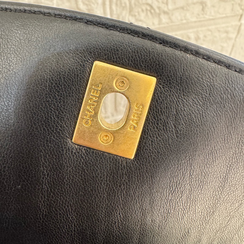 Chanel黑皮革金雙C提把logo鏈包-19
