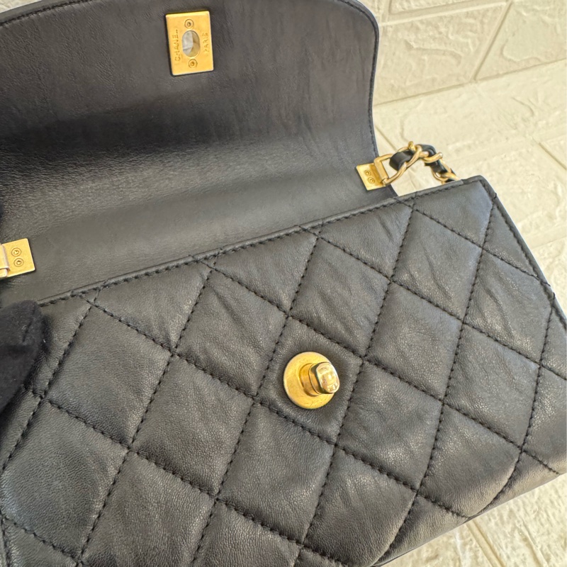 Chanel黑皮革金雙C提把logo鏈包-26