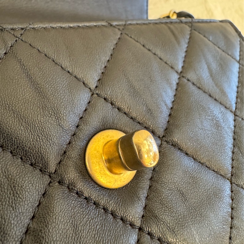 Chanel黑皮革金雙C提把logo鏈包-27