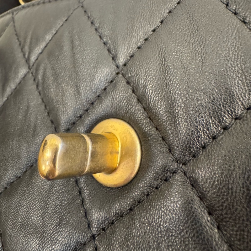 Chanel黑皮革金雙C提把logo鏈包-28