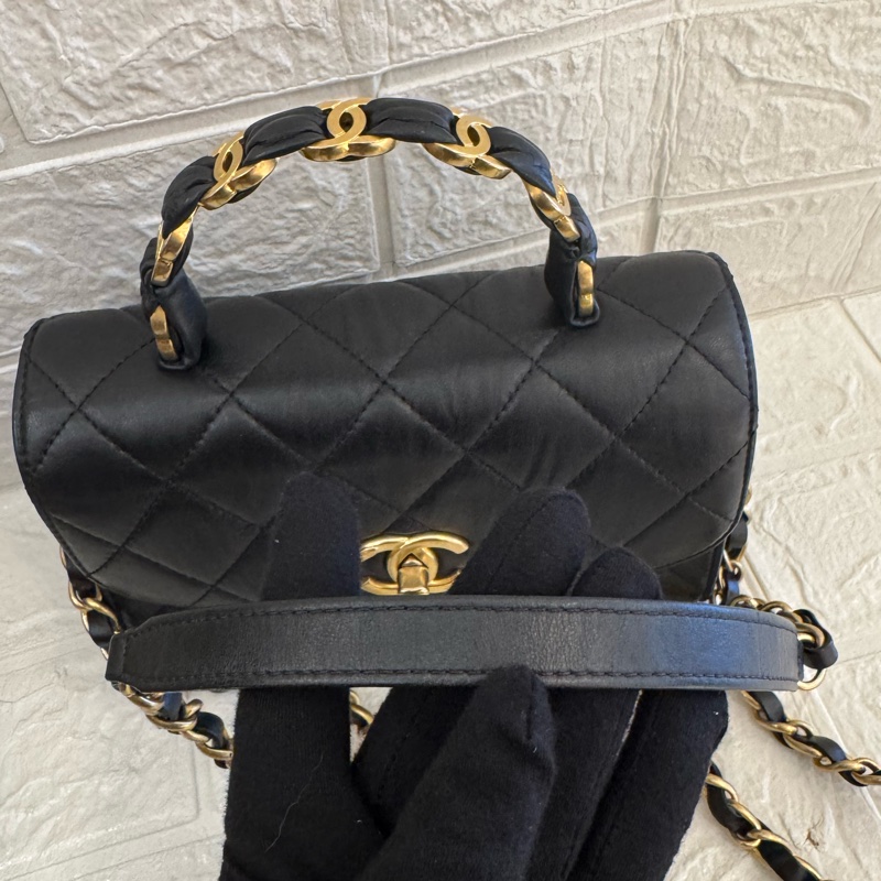 Chanel黑皮革金雙C提把logo鏈包-29