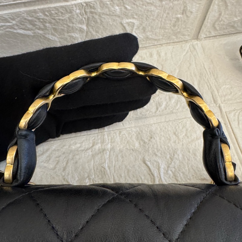 Chanel黑皮革金雙C提把logo鏈包-30