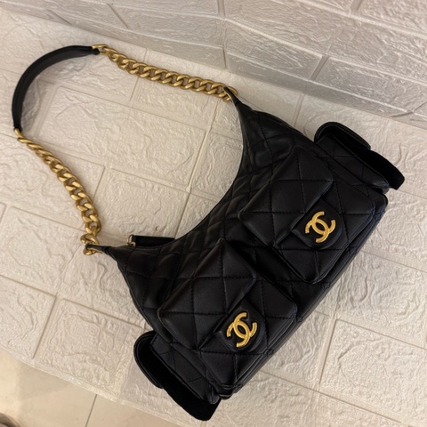 Chanel黑皮革前雙口袋hobo肩背包