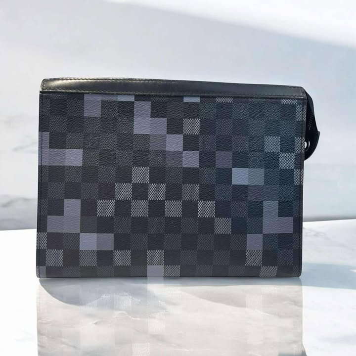 LV Damier Voyage 罵賽克手拿包//黑灰-1