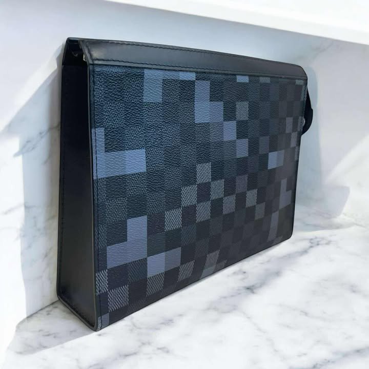 LV Damier Voyage 罵賽克手拿包//黑灰-2