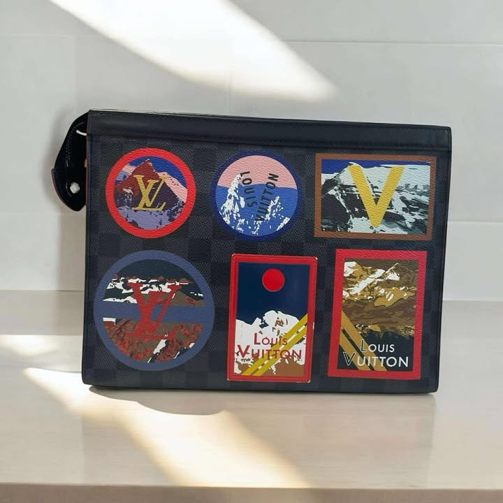 LV 黑灰格標誌性阿爾卑斯山元素手拿包-0