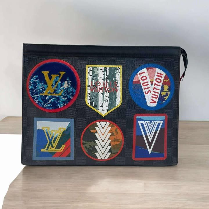 LV 黑灰格標誌性阿爾卑斯山元素手拿包-1