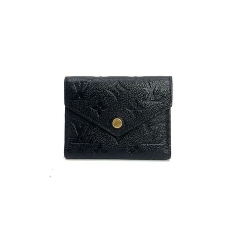 LV 黑牛皮壓紋金釦三折短夾 M64060