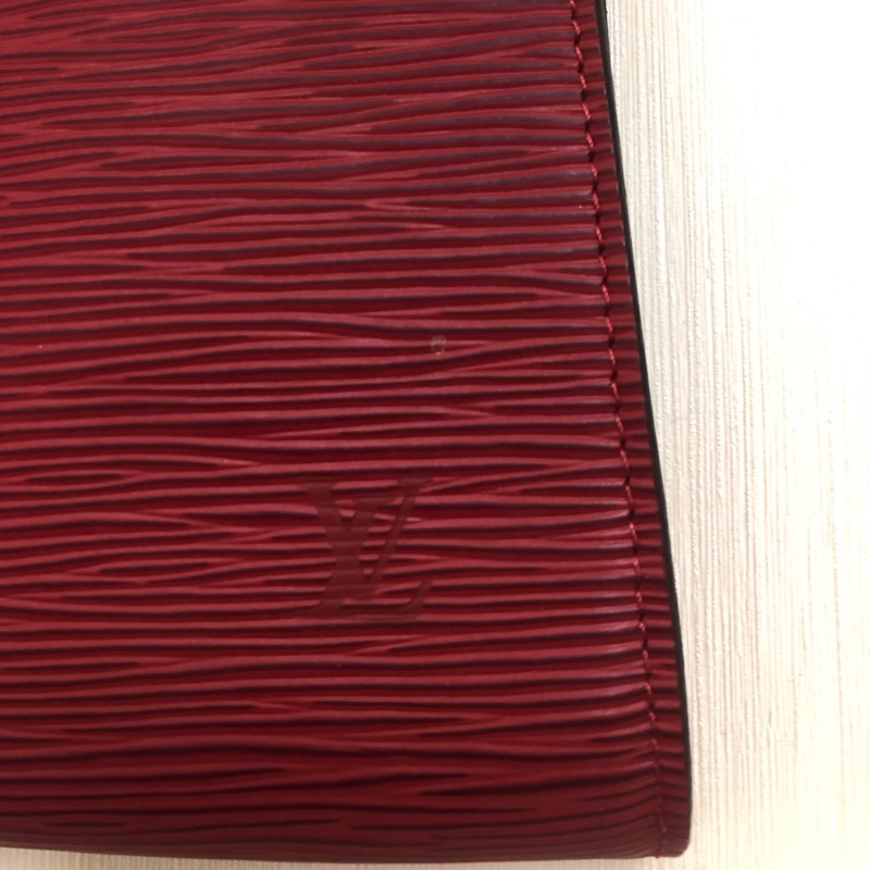 Louis Vuitton EPI 紅色 麻雀袋 金扣 XA603-2