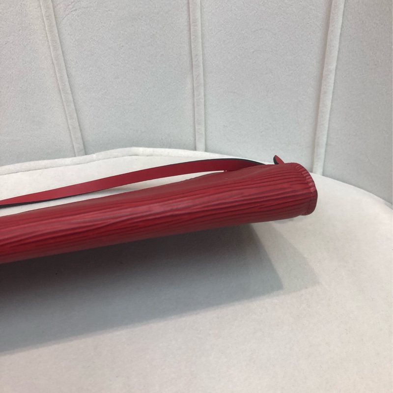 Louis Vuitton EPI 紅色 麻雀袋 金扣 XA603-13