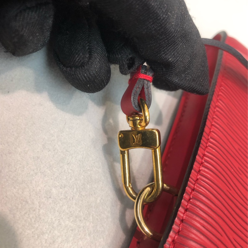 Louis Vuitton EPI 紅色 麻雀袋 金扣 XA603-20