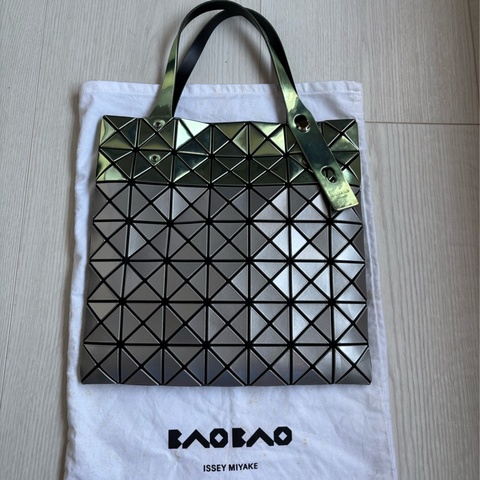 「二手」正品三宅一生 Baobao7*7雙色亮面包包