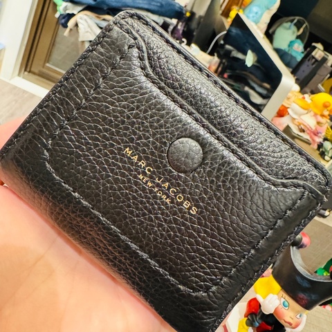 MARC JACOBS 經典黑色荔枝紋牛皮短夾
