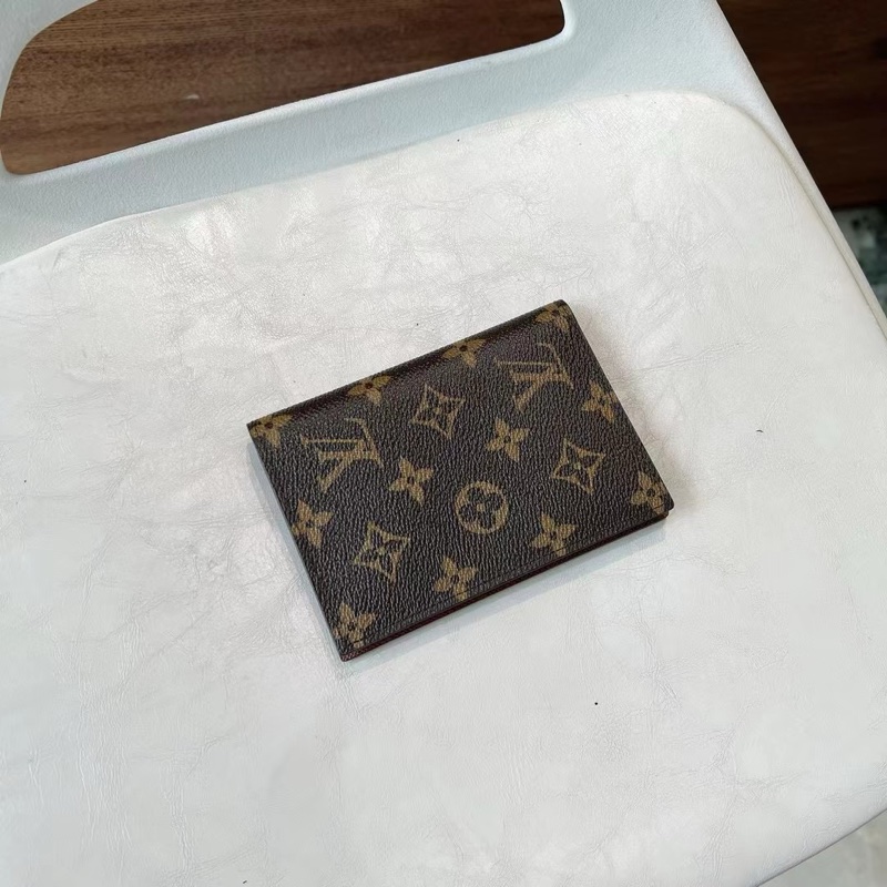 Louis Vuitton 卡夾 護照夾 錢包 卡包 攜帶方便-0