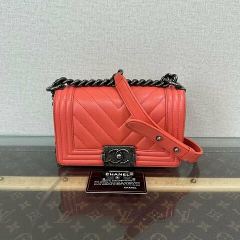✨CHANEL 銀扣v紋牛皮leboy小號斜背包20*11*6 98新配件保卡塵袋