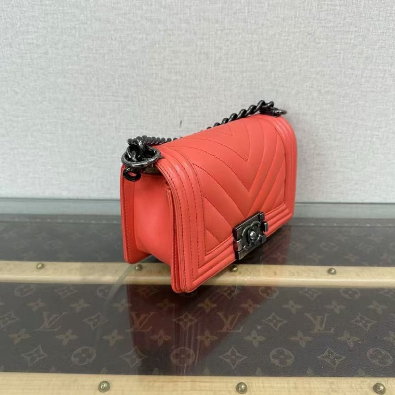 ✨CHANEL 銀扣v紋牛皮leboy小號斜背包20*11*6 98新配件保卡塵袋-1