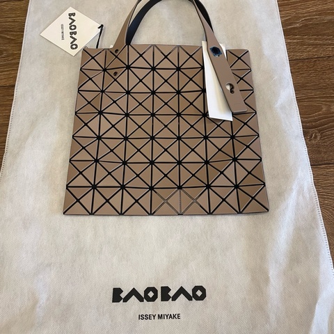 Bao Bao Issey Miyake 三宅ㄧ生 7*7格霧面奶茶色