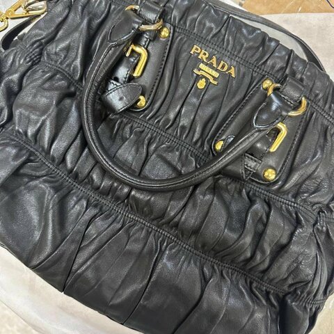 【 PRADA Nappa Gaufre 黑皺褶肩背包/裸】