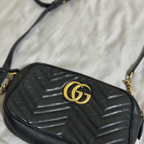 GUCCI Marmont縫線牛皮金屬GG LOGO斜背相機包