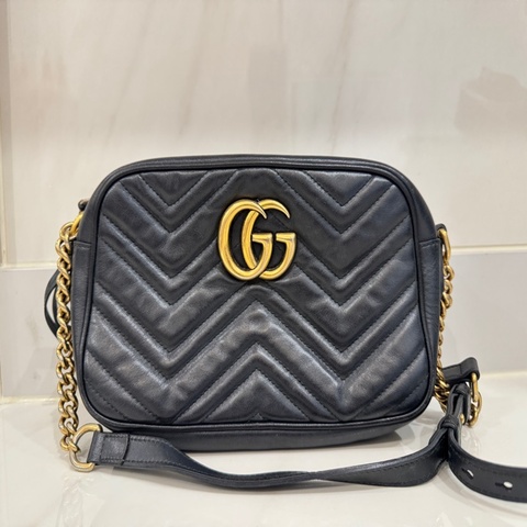 GUCCI Marmont縫線牛皮金屬GG LOGO斜背相機包