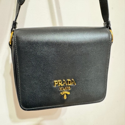 Prada金色logo肩背包(斜背包)